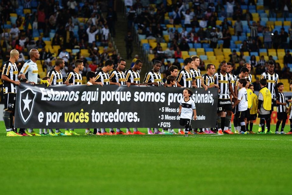 Jogadores do Botafogo cobram a diretoria diante da torcida, no Maracanã. | Marcello Dias/Futura Press