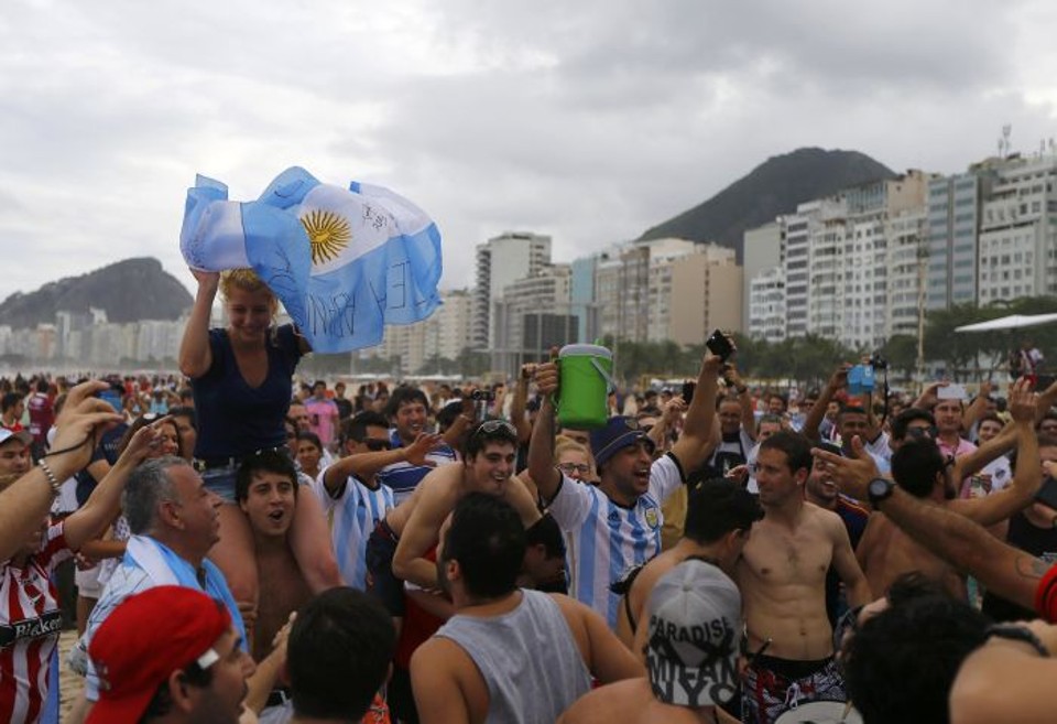 Argentinos dormem no chão e cozinham em bancos da orla do Rio Argentinos fazem a festa nas areias de Copacabana. Seleção faz final contra a Alemanha neste domingo (13) | Reuters
