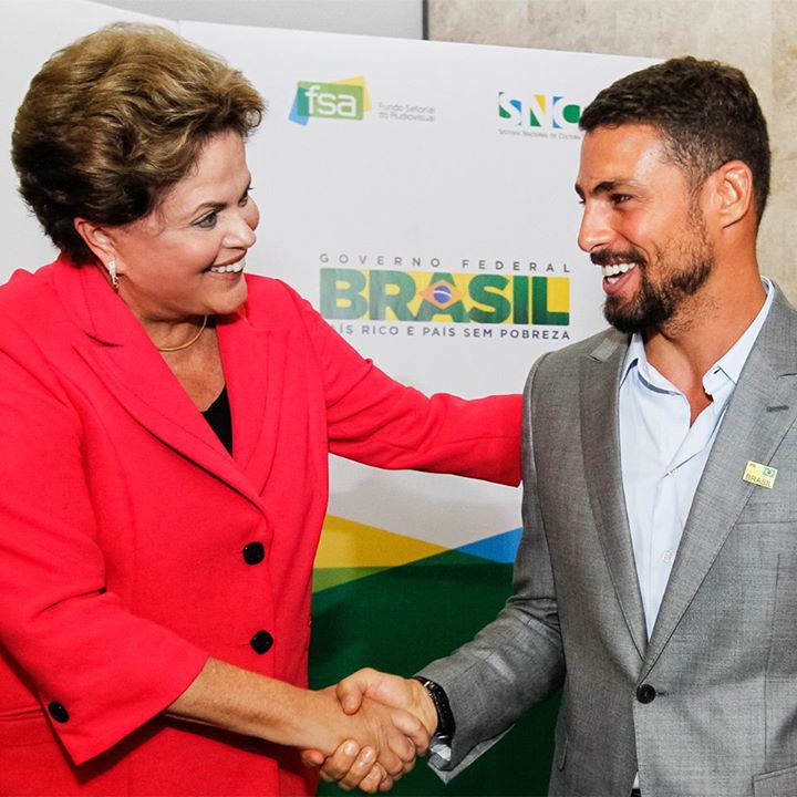 Dilma Rousseff com o ator Cauã Reymond, que apresentou a cerimônia do programa | Roberto Stuckert Filho/PR