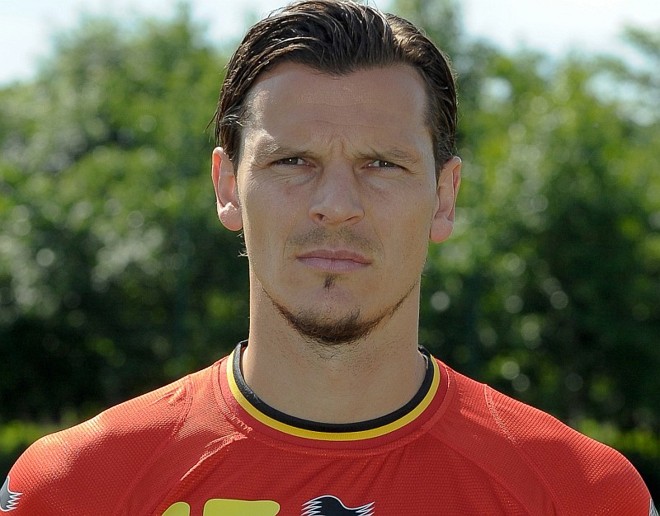Daniel Van Buyten:o zagueiro belga é outro que pode adicionar experiência. Tem 36 anos e estava no Bayern de Munique. Jogou a Copa de 2002 e foi o mais experiente do time de 2014. Chama a atenção pela estatura, 1,97 metro, o que o credencia para ajudar equipes que têm sofrido com dificuldades na bola aérea defensiva. |