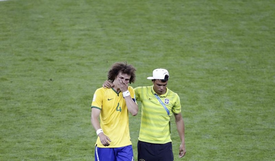 Suspenso, Thiago Silva assistiu a partida do banco de reservas e consolou o companheiro David Luiz depois do vexame | Reuters
