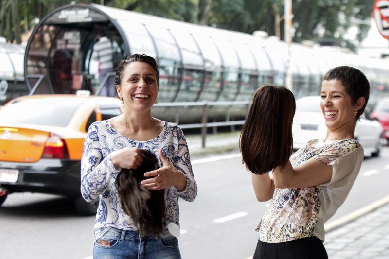 As doações de cabelo coletadas por Michelle Bornemann (à esquerda) elevaram a autoestima de Taline Nogueira | Daniel Castellano/ Gazeta do Povo