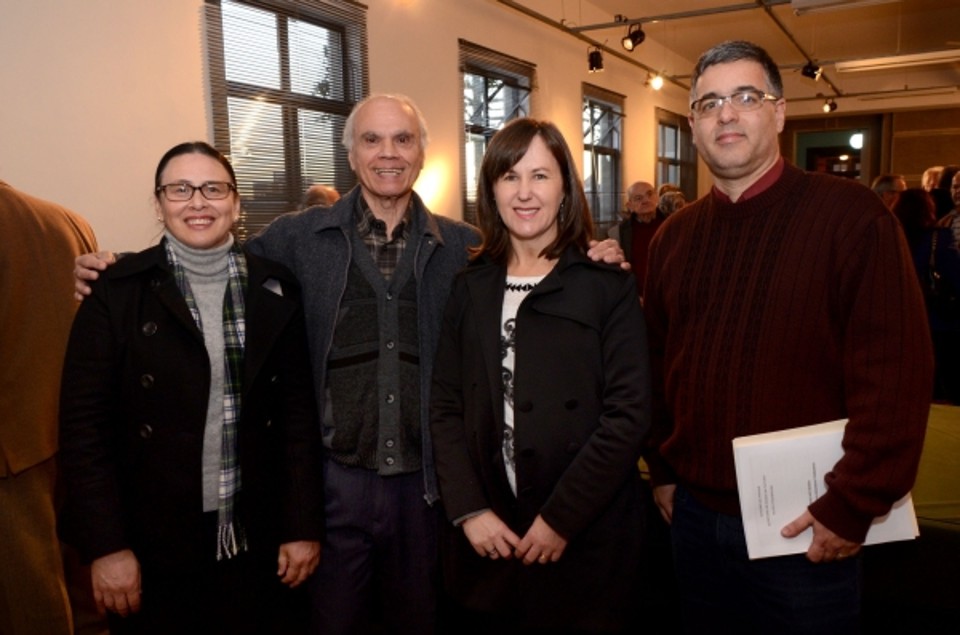 A prefeita da Lapa, Leila Klenk (ao centro), prestigiou ontem a abertura da exposição Ney Braga  Acervo Pessoal e Político, no Museu Paranaense, em Curitiba. Também na foto, a diretora-geral da Secretaria de Cultura do estado, Valéria Teixeira, Tota Braga,filho do ex-governador, e o diretor do Museu, Renato Carneiro (à dir.) | Kraw Penas