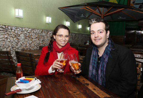 Ônibus e táxi: Mesmo antes da Lei Seca, a estudante Ingrid Flessak, de 28 anos, já evitava sair de carro e dirigir. Para ela, a opção é ônibus para ir e táxi para voltar, aliado a escolha de bares próximos de sua casa, o que garante até uma economia em relação ao preço de estacionamentos. Para ela, o principal problema de beber e dirigir são as consequências que o comportamento pode trazer para outras pessoas. Nem sempre quem bebe é quem sofre com um acidente, por exemplo, pondera. Se ela precisa sair de carro, toma no máximo um copo de bebida alcoólica e passa o resto da noite na água ou refrigerante. Tomar só um golinho é uma coisa. Você ainda tem consciência do que está fazendo, argumenta. O mesmo pensamento é compartilhado pelo seu primo, o cabelereiro Bruno Koch, de 25 anos. Morador de Marmeleiro, no interior do estado, ele conta que as blitze são comuns até na cidade pequena | Guillliano Gomes/ Gazeta do Povo