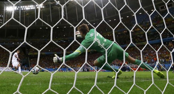 O goleiro holandês Tim Krul defende cobrança do costarriquenho Bryan Ruiz |
