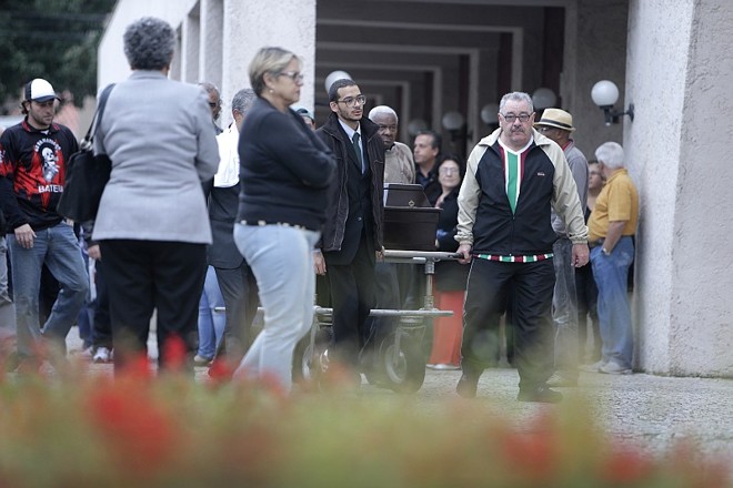Amigos e familiares carregam o caixão do ex-atacante de Atlético e Fluminense | 