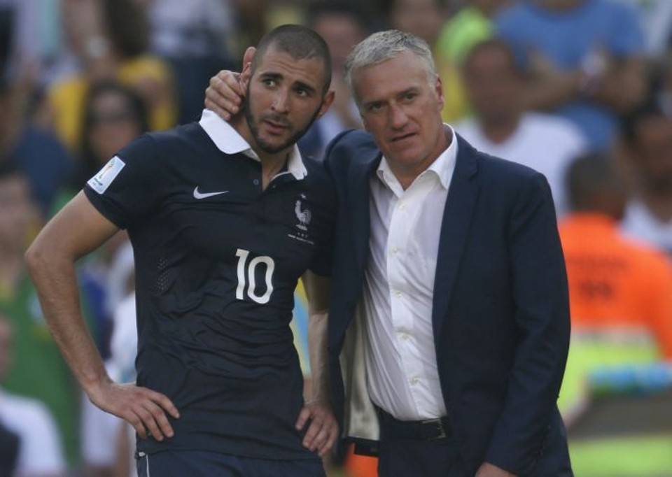 Benzema é consolado pelo técnico Deschamps após a eliminação para a Alemanha | REUTERS / Charles Platiau