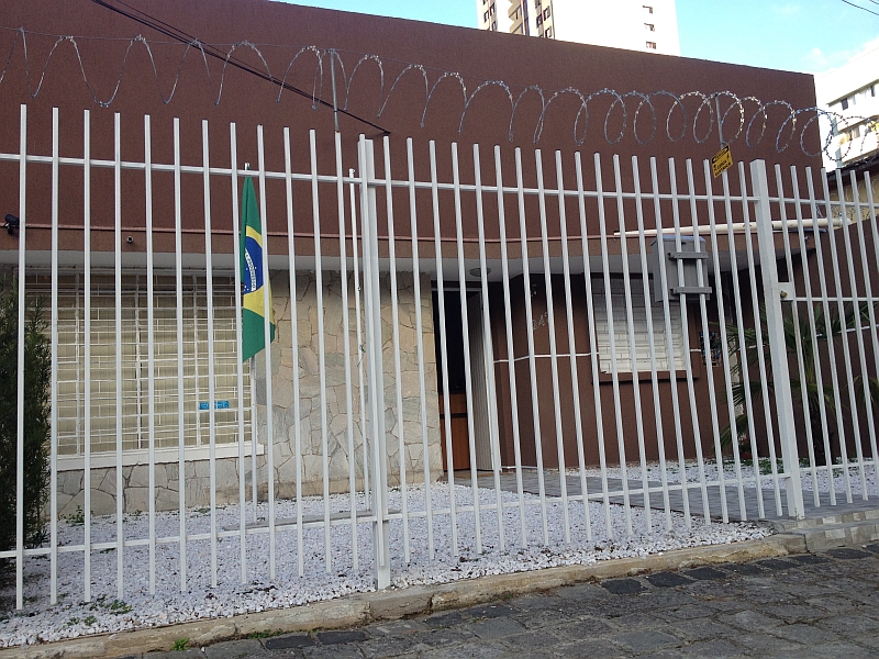 Bandeira de Israel que estava hasteada ao lado da bandeira do Brasil, em frente à agência foi retirada por precaução | Antonio Senkovski / Gazeta do Povo