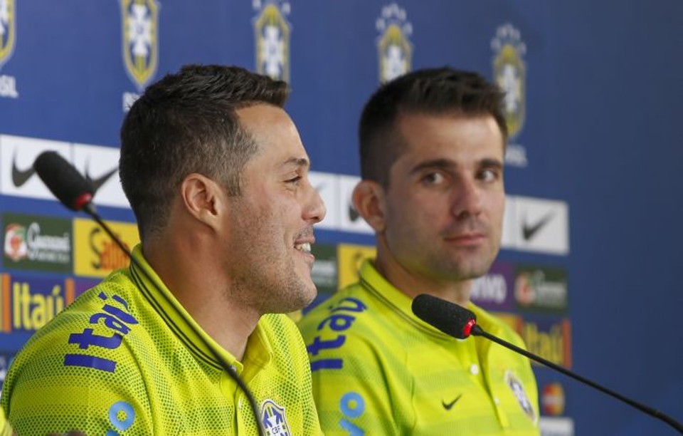Terceiro goleiro, Victor (à direita) tem sido o motivador do titular Julio Cesar na seleção | Hugo Harada / Gazeta do Povo