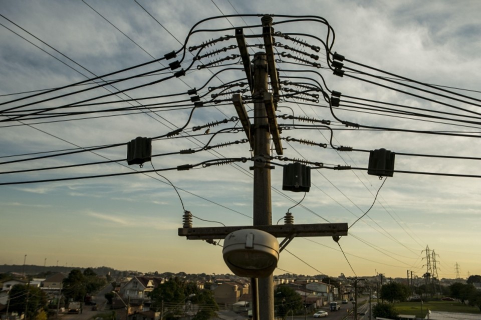 Com o diferimento de parte do aumento para 2015, a Copel Distribuição volta a ter seu caixa pressionado pela exposição involuntária ao mercado de curto prazo | Marcelo Andrade/Gazeta do Povo