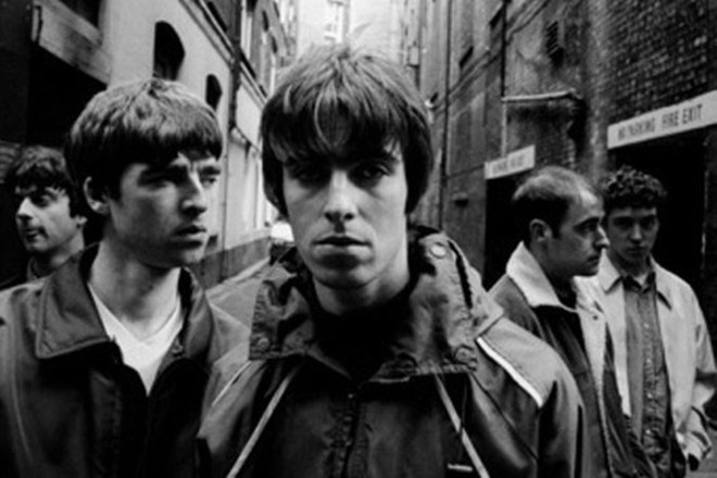 Liam Gallagher (centro) e Noel (à esquerda), comandaram uma das maiores bandas do britpop |