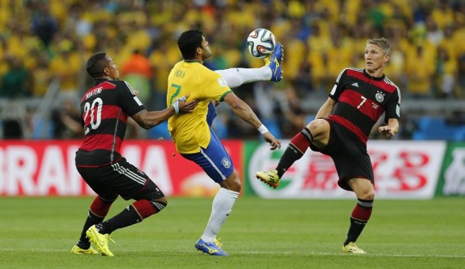 Hulk entre jogadores alemães no Mineirão | 
