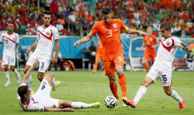 Van Persie tenta passar pela marcação da Costa Rica |