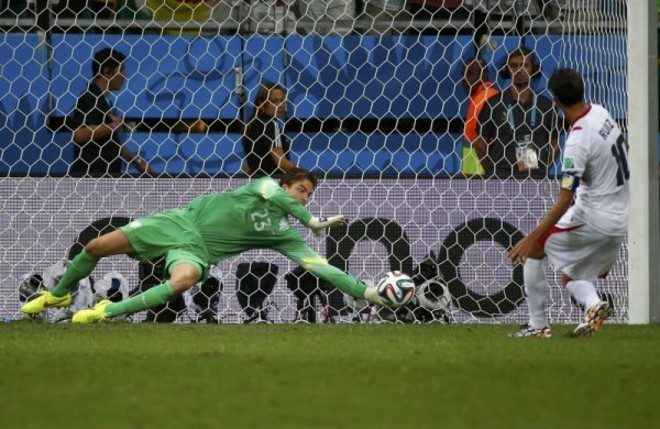 Da reserva do reserva para a glória -O técnico holandês Louis Van Gaal tomou uma atitude ousada antes da decisão dos pênaltis das quartas de final contra a Costa Rica. Sabendo que o seu goleiro titular Jasper Cillessen nunca pegou um pênalti na carreira profissional, colocou o terceiro goleiro Tim Krul apenas para a decisão. E funcionou. O arqueiro do Newcastle, que tinha estudado todas as batidas dos costarriquenhos, defendeu duas e garantiu os holandeses nas semifinais. | 
