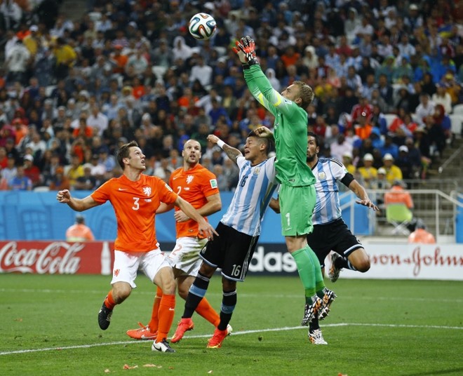 O goleiro holandês Jasper Cillessen faz defesa durante partida contra a Argentina | 