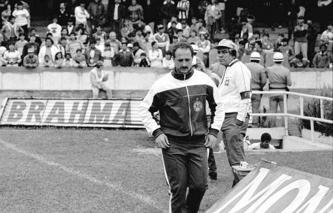 1990  Passagem-relâmpago pelo Coritiba:Em setembro de 1990, Felipão foi contratado pelo Coritiba durante a campanha na Série B. Durou apenas três jogos: derrota para o Juventude por 2 a 0 em Caxias do Sul, derrota para o Joinville por 4 a 0 no Ernestão e nova derrota para o Juventude por 2 a 0 no Couto Pereira. Após o jogo, o técnico sequer se despediu do elenco. Foi para o vestiário da equipe gaúcha, com quem pegou carona no ônibus para Caxias do Sul. | 