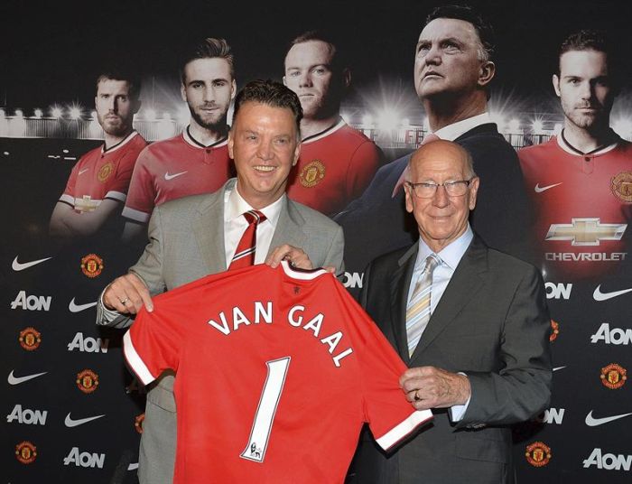 Na chegada ao Manchester United, Louis van Gaal recebeu a camisa do ídolo do clube Bobby Charlton | EFE