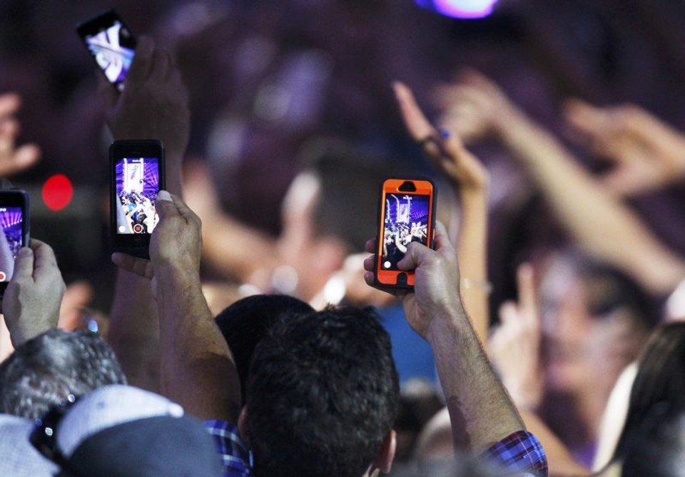 Entre março de 2013 e março de 2014 o número mundial de viciados em smartphones subiu 123% para 176 milhões de pessoas | Harrison McClary/Reuters.