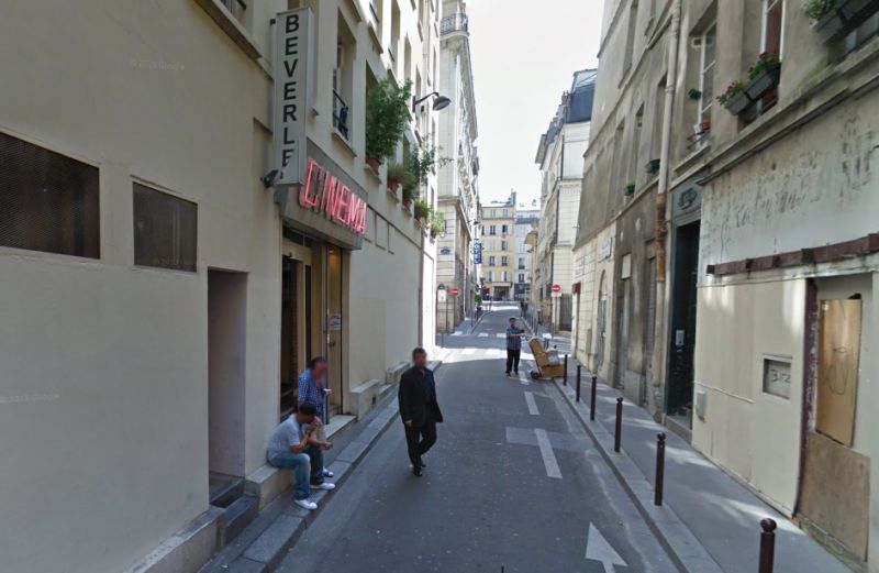 Cinema está "escondido" em uma pequena rua no centro de Paris | Reprodução/Google Street View.