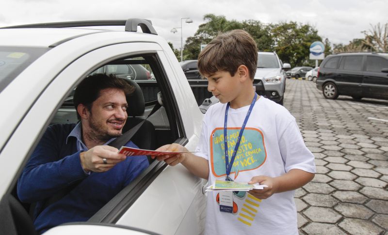 Percy, de 9 anos, deu aula de trânsito aos pais | Daniel Castellano/Gazeta do Povo