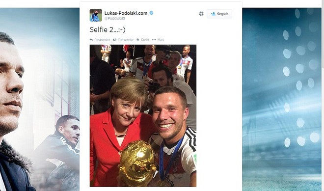 Rei das redes sociais, o atacante Lukas Podolski postou a segunda selfie com Angela Merkel da Copa. A primeira foi depois da estreia |