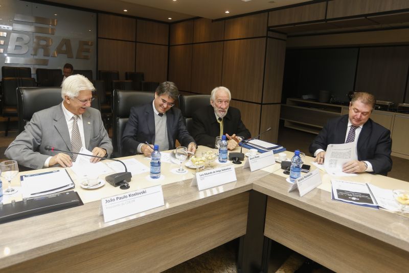 Uma reunião na sede do Sebrae-PR definiu as ações necessárias para a implantação da Rede Nacional para a Simplificação do Registro e da Legalização de Empresas e Negócios (RedeSim) | Daniel Derevecki/Agência Estadual de Notícias.