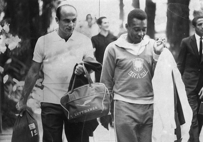 Pelé-1966Em 1966, Pelé novamente sofreu lesão. Após não jogar contra a Hungria, sentindo lesão, entrou no sacrifício contra Portugal e acabou saindo sofrendo com as pancadas do time português. O Brasil caiu na primeira fase. | 