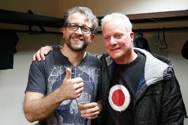 Thedy Corrêa (à esq.), vocalista da banda gaúcha Nenhum de Nós, brindou no camarim do Teatro Guaíra seu aniversário de 51 anos, ao lado do produtor Tonho Meira, da Lado Inverso, após o show do último sábado. Antes, ele ouviu o Parabéns pra você cantado pela plateia |