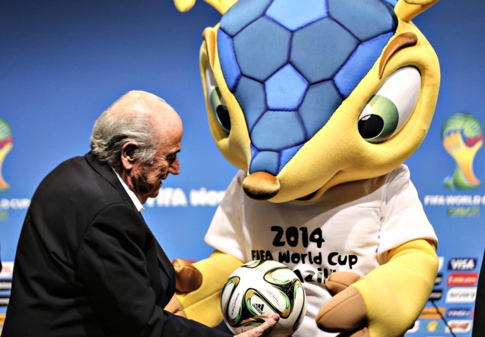 Joseph Blatter, presidente da Fifa, com o Fuleco, mascote da Copa 2014: elogios para o Brasil | Antônio Lacerda/EFE