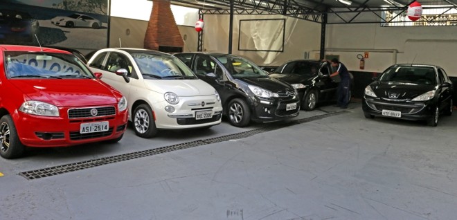 Garagem de revenda de seminovos em Curitiba: veículos para todos os perfis |