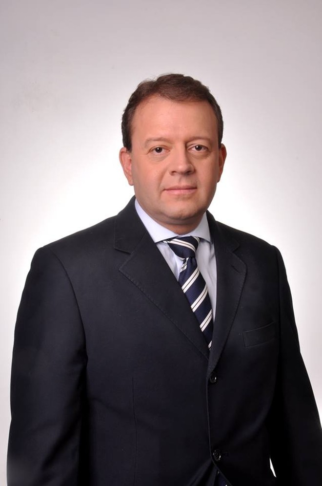 Túlio Bandeira Nome completo: Túlio Marcelo Dening Bandeira Naturalidade: Santo Antônio do Sudoeste (PR) Formação: Direito Idade: 41 anos Partido: PTC Biografia: O candidato é advogado e exerce a profissão na área eleitoral. Trabalhou como assessor parlamentar na Assembleia Legislativa do Paraná, além de coordenar campanhas. Bandeira foi candidato a deputado em 2002 e é presidente do PTC no estado. Limite de gastos da campanha: R$ 1 milhão. Estratégias: Para chegar ao eleitor, vai conversar com as diferentes classes de trabalhadores para mostrar as propostas a cada segmento. Além do horário eleitoral na TV e no rádio, o candidato busca nas redes sociais uma forma de se apresentar como opção ao Palácio Iguaçu. 