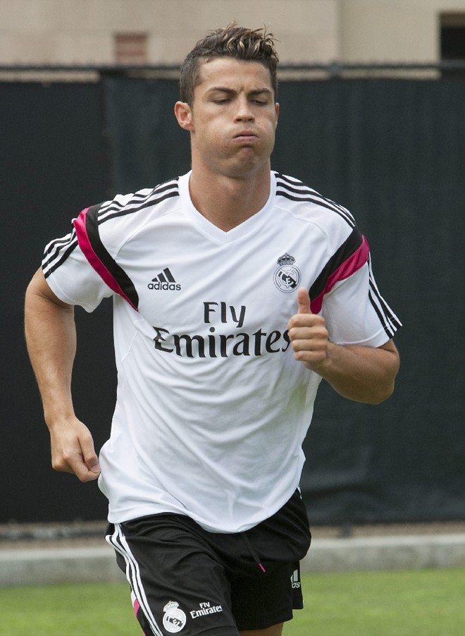 Constelação: Mais um teste para o poderoso time do Real Madrid. Principal nome da equipe, o português Cristiano Ronaldo (foto) ganhou a companhia de uma constelação de estrelas. Além de Di María (está perto do PSG), Bale e Benzema que já estavam no time merengue, desembarcaram em Madri o colombiano James Rodríguez e o alemão Toni Kroos. CR7 é dúvida hoje. | Ariana Ruiz EFE