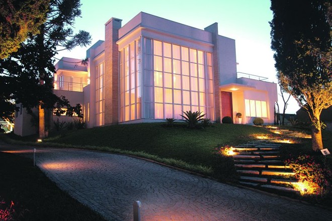 A exploração da iluminação natural e o uso do branco são influências de Meier no projeto assinado pelas arquitetas | 