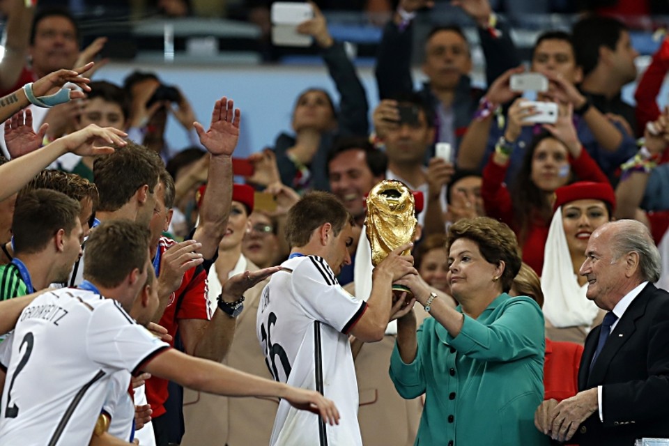 Ao lado do também rejeitado presidente da Fifa, Joseph Blatter, Dilma entrega a Taça Fifa ao capitão alemão Philipp Lahm | Albari Rosa, enviado especial/ Gazeta do Povo