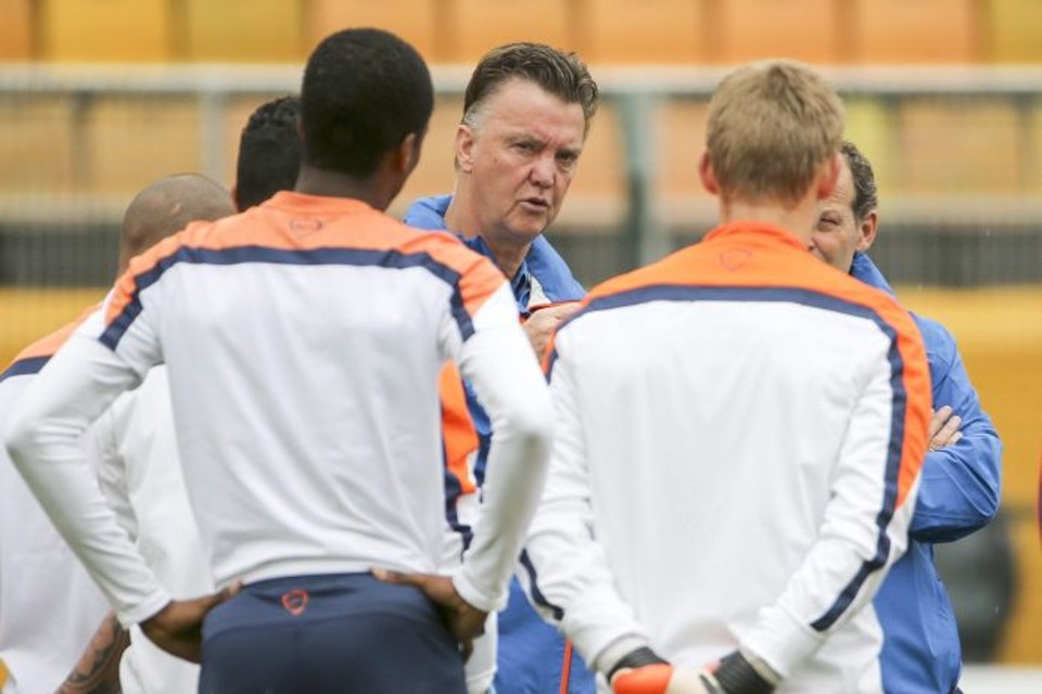 Van Gaal orienta jogadores durante treino da Holanda no Pacaembu, em São Paulo | EFE