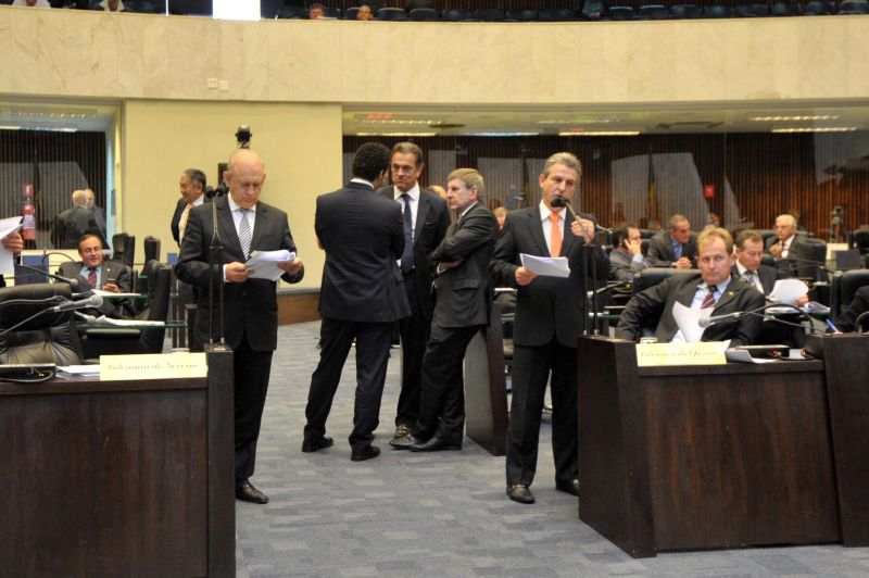 Traiano (no microfone da esq.) e Veneri (ao microfone da dir.): embate em torno do projeto | Sandro Nascimento/Alep