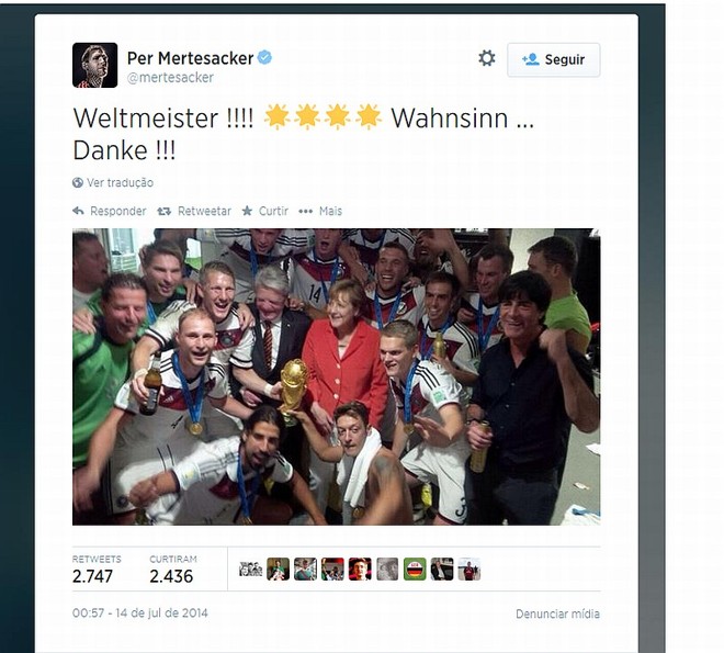 O zagueiro Per Mertesacker postou a foto do time com a chanceler Angela Merkel |
