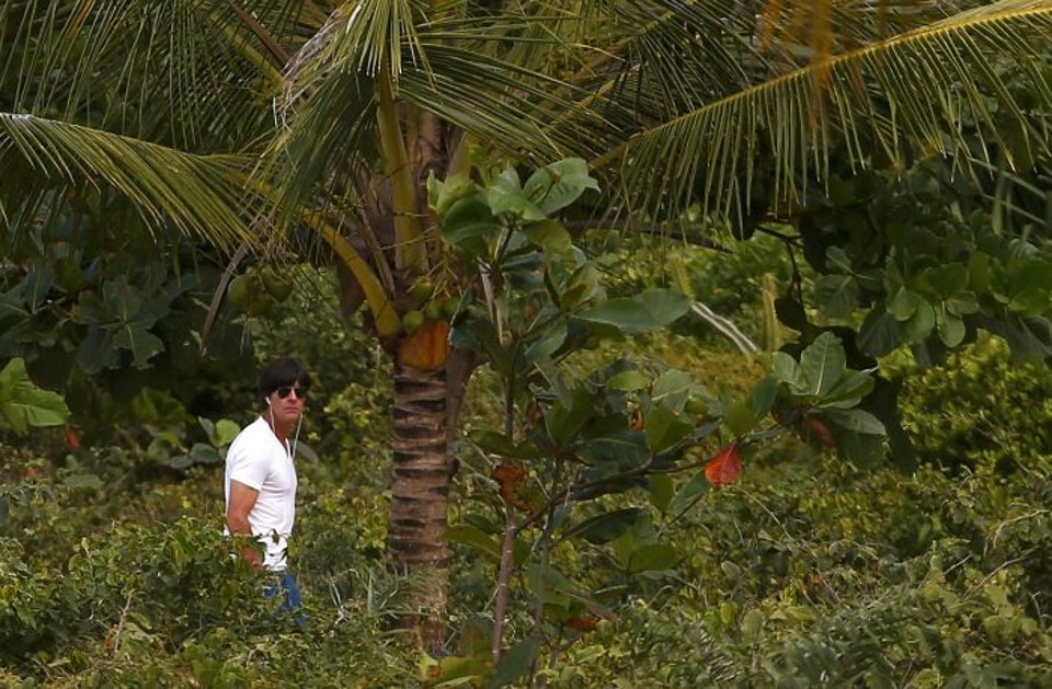 Joachim Löw passeia na praia na Vila de Santo André, na Bahia | REUTERS / Arnd Wiegmann