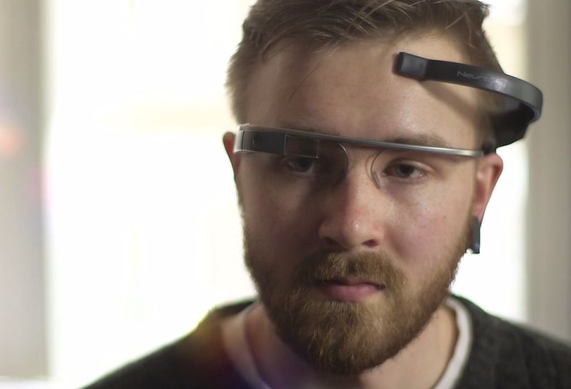 Por enquanto, o aplicativo só consegue identificar o comando para tirar fotos | Reprodução/YouTube.