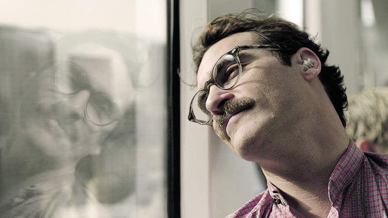 Joaquin Phoenix, contido e magistral, vive o protagonista Theodore Twombly | Divulgação