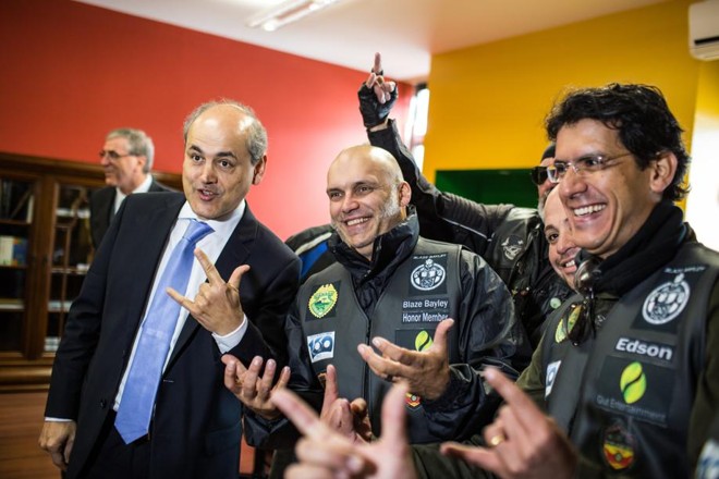 Fruet entrou no clima rock n´roll |