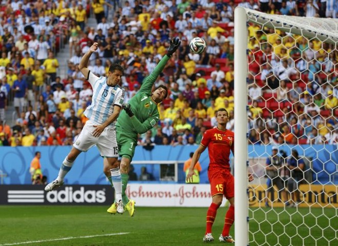 Argentino Demichelis briga com a bola com o goleiro belga Courtois |
