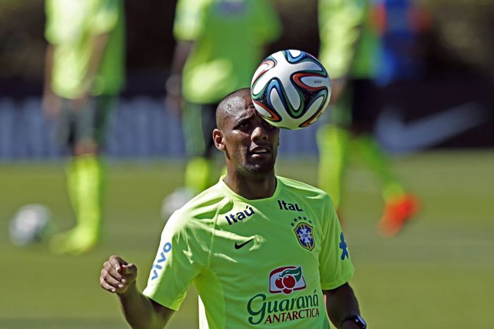 Maicon entra para ajudar na marcação do ataque colombiano | Albari Rosa / Gazeta do Povo