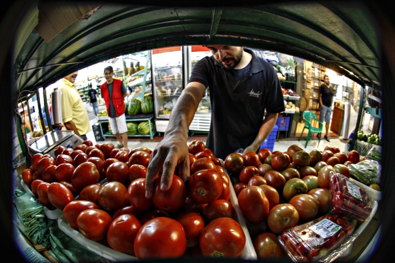 No mês passado, alimentos in natura, como tomate e batata, e até beneficiados, como iogurtes, óleo de soja e leite, ficaram mais baratos | Daniel Castellano/ Gazeta do Povo