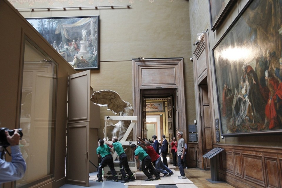 Obra-prima retorna ao Louvre Durante o restauro, escultura foi transportada da escada principal do Louvre para uma ala próxima à Sala das Sete Chaminés | Antoine Mongodin/Musée du Louvre