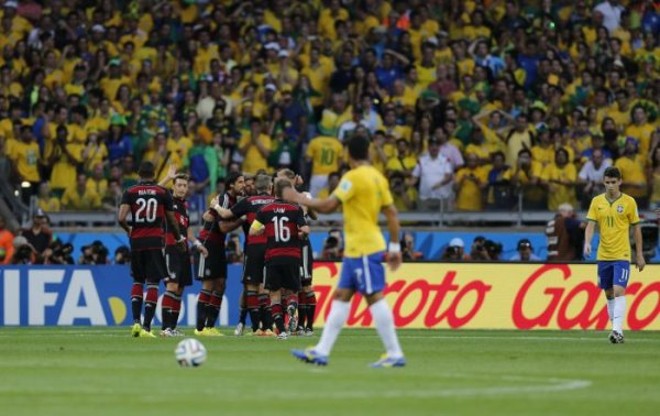 Dez gols! Dez gols! Dez gols! -A seleção brasileira também saiu humilhada da Copa do Mundo. Primeiro, nas semifinais, uma goleada para a Alemanha por 7 a 1, a maior da história centenária da equipe. Para completar, nas semifinais, uma outra goleada: 3 a 0 para a Holanda, igualando o segundo pior resultado do país na história das Copas. Os dez gols dos dois últimos jogos ajudaram o time de Felipão a completar 14 gols sofridos, o pior desempenho defensivo da seleção em todas as 20 Copas. | 