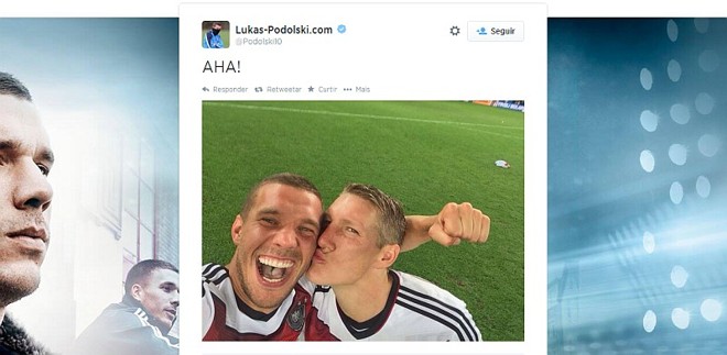 Podolski postou uma selfie recebendo um beijinho de Schweinsteiger ainda em campo |