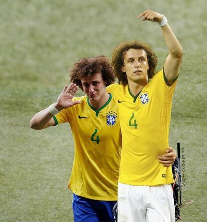 Montagem com David Luiz se consolando. Na foto original, zagueiro apoiava James Rodriguez, destaque da Colômbia | 