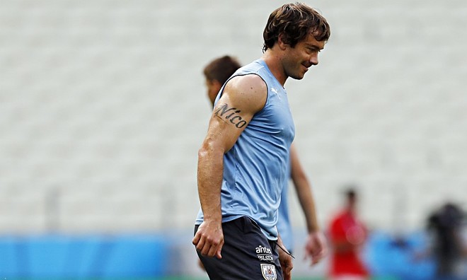 Diego Lugano:o zagueiro uruguaio, ídolo no São Paulo, está perto de completar 34 anos. Estava no West Bromwich Albion, da Inglaterra, e rescindiu após uma temporada abaixo das expectativas. O São Paulo recusou a contratação do xerife, que seria uma boa pedida para times que precisam de experiência e liderança na defesa. |