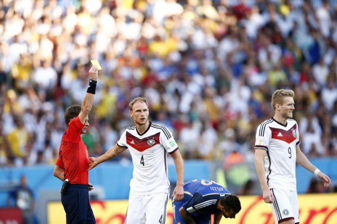 Hoewedes leva amarelo por falta dura em Zabaleta |